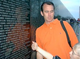 Dan at Vietnam Memorial2.jpg (21914 bytes)